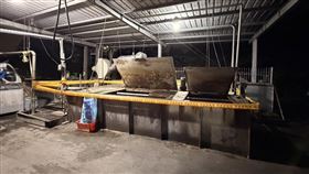 屏縣府查獲違規廚餘養豬　廚餘槽拉封鎖線屏東縣政府查獲屏東市一處養豬場，違規以廚餘飼養豬隻，縣府依法開罰新台幣80萬元，並將廚餘槽拉封鎖線禁止使用。（屏東縣政府提供）中央社記者李卉婷傳真　114年11月25日