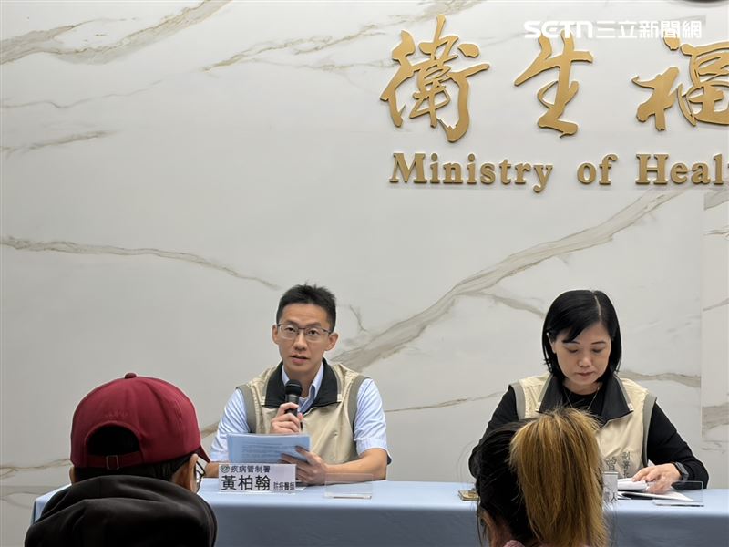 防疫醫師黃柏翰（左）說明流感重症個案。（圖／記者簡浩正攝影）