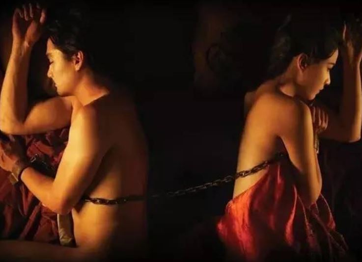 電影《永恆》展現被鐵鍊鎖身的極端懲罰與愛情幻滅過程。（圖／翻攝自百度百科）