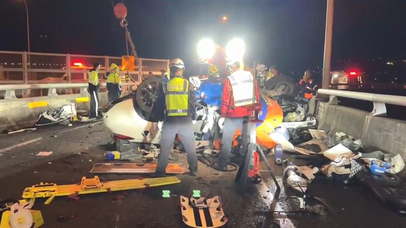 新／自小客自撞翻覆　駕駛命危搶救中