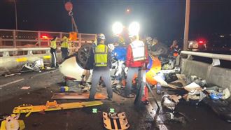 新／自小客自撞翻覆　駕駛命危搶救中