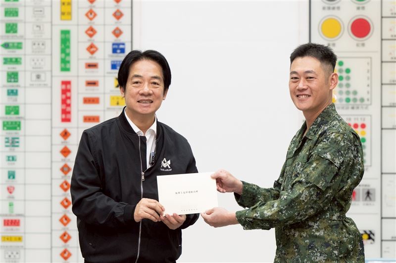 總統賴清德前往中部航特602旅與5支部運輸兵群，勉勵挺進花蓮協助救災的國軍官兵。（圖／總統府提供）