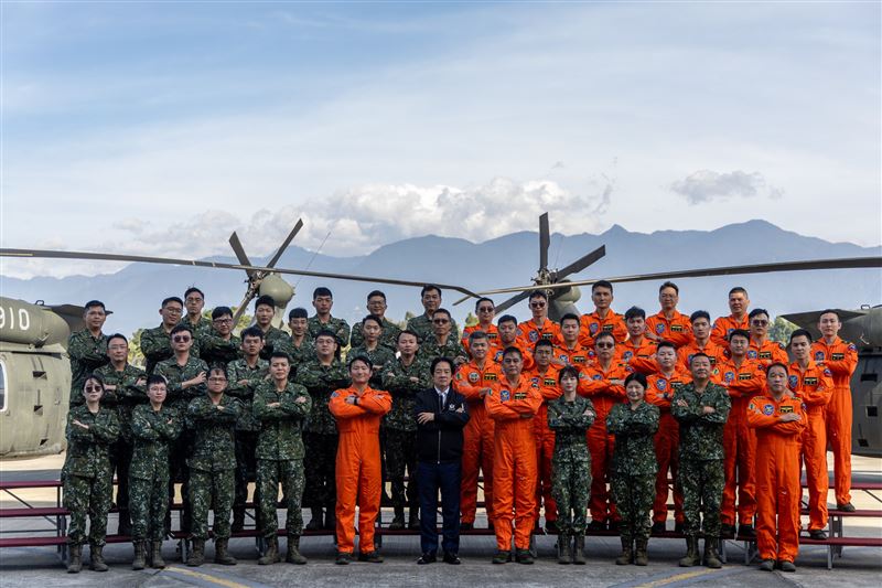 總統賴清德前往中部航特602旅與5支部運輸兵群，勉勵挺進花蓮協助救災的國軍官兵。（圖／總統府提供）