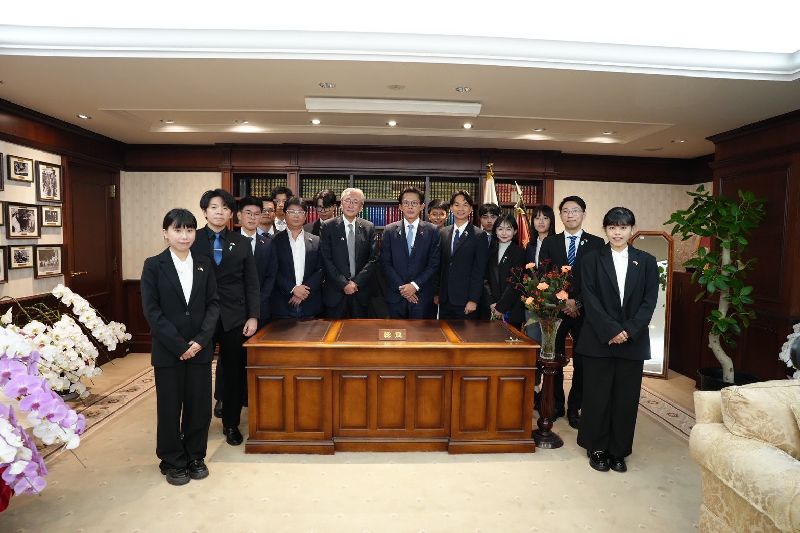 民眾黨主席黃國昌（右8）25日率領民眾黨青年團出訪日本，日華懇會長古屋圭司（左8）邀請訪團進入自民黨總裁高市早苗的辦公室合影，眾人在「總裁」的桌牌前合影留念。（民眾黨提供）