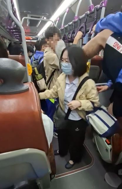 桃園一名短髮女子擋在公車走道，引發眾怒。（圖／翻攝自Threads @ouo_owo1108）