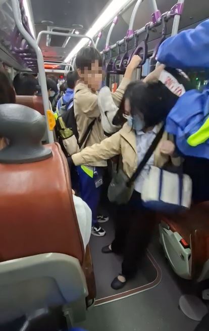 一旁高中生氣得想「跨腳」下車，但女子態度強硬，堅決不讓，引發眾怒。（圖／翻攝自Threads @ouo_owo1108）