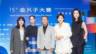 金片子大賽頒獎典禮，歷屆代言人林予晞（左起）、温貞菱、李康生、楊貴媚、謝盈萱盛裝出席。（圖／台北市電影委員會提供）