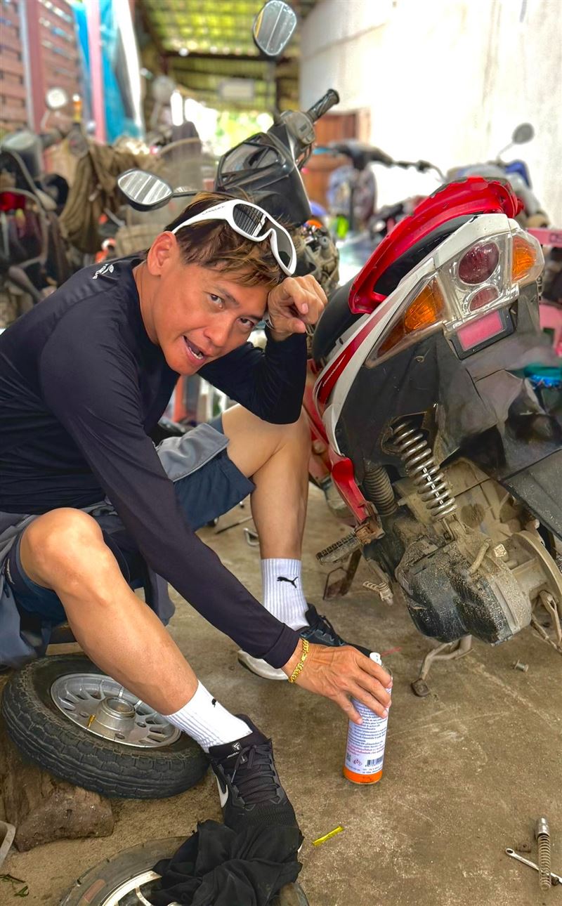 常立欣佩服黃志明經常瀟灑的跨上重機探險去，然後在旅途中還可以從從容容，遊刃有餘的處理公司的事。（圖／翻攝自黃志明臉書）