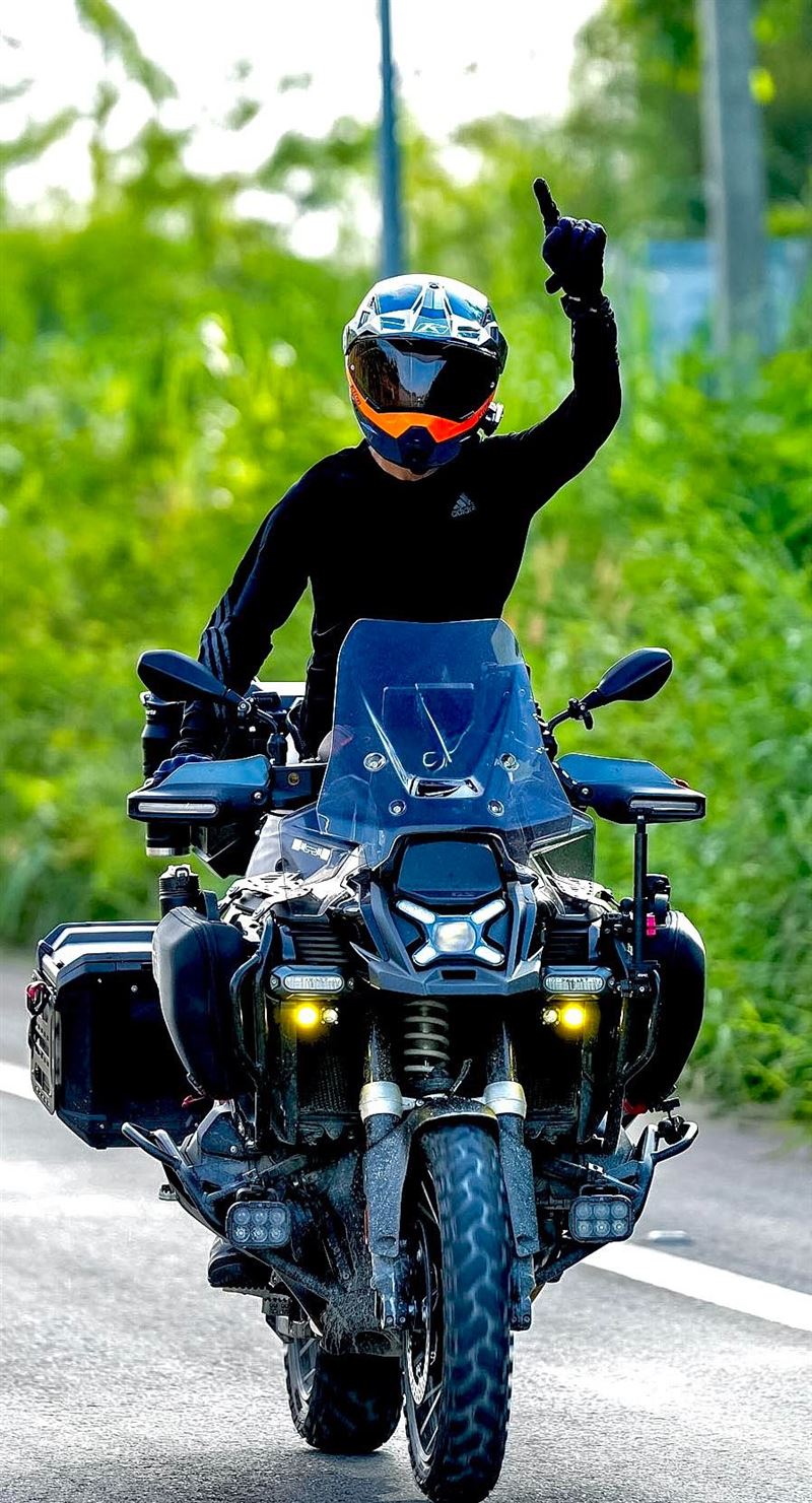 常立欣佩服黃志明經常瀟灑的跨上重機探險去，然後在旅途中還可以從從容容，遊刃有餘的處理公司的事。（圖／翻攝自黃志明臉書）