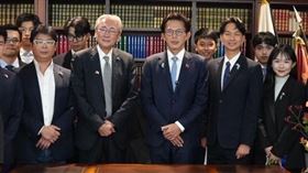 黃國昌訪日　在高市早苗自民黨辦公室合影留念民眾黨主席黃國昌（右8）25日率領民眾黨青年團出訪日本，日華懇會長古屋圭司（左8）邀請訪團進入自民黨總裁高市早苗的辦公室合影，眾人在「總裁」的桌牌前合影留念。（民眾黨提供）中央社記者郭建伸傳真　114年11月25日