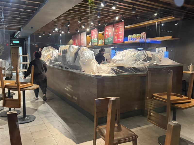 星巴克店面深夜仍在施工,業界解讀為迎戰瑞幸咖啡新鄰居。(圖/記者師瑞德攝影)