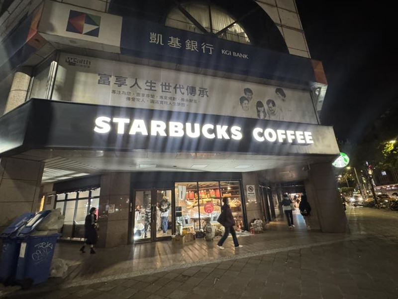 中國咖啡品牌「瑞幸咖啡」強勢來台,選定台北南京復興商圈為首發門市,正式插旗黃金地段。從徵才訊息、招牌菜單到裝修現場細節,一連串跡象透露戰火已燃,勢將引爆台灣咖啡市場新一輪價格與品牌戰爭。(圖/記者師瑞德攝影)