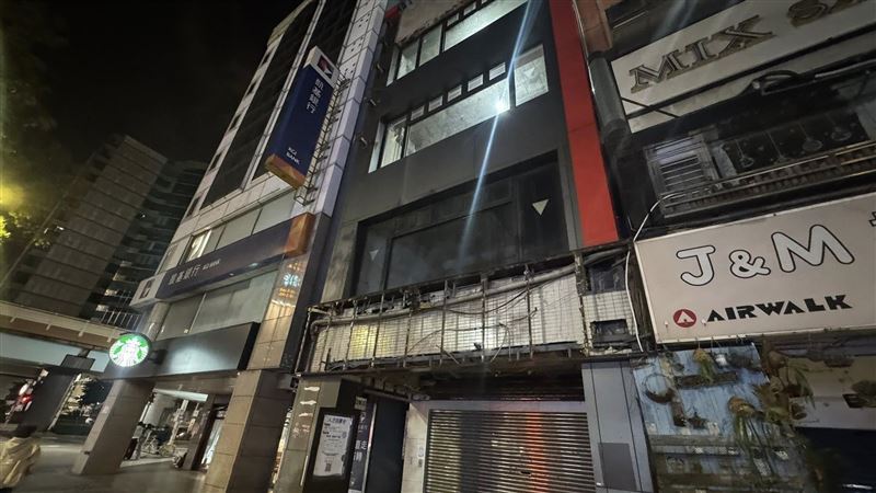 中國咖啡品牌「瑞幸咖啡」強勢來台,選定台北南京復興商圈為首發門市,正式插旗黃金地段。瑞幸咖啡台灣首店外觀正在裝修中,整棟四層樓全面翻新,預計2025年4月底前正式開幕。記者眼尖發現,隔壁就是最大競爭對手星巴克,瑞幸首店選址,被解讀向星巴克宣戰的意味濃厚。(圖/記者師瑞德攝影)