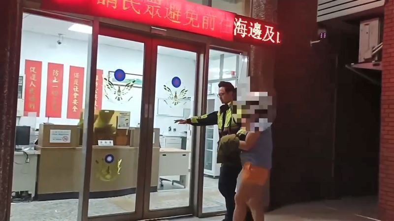 韓姓男子酒駕肇事，被警方上銬逮捕。（圖／翻攝畫面）