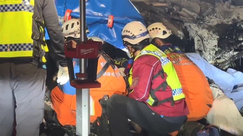 國1自撞護欄困車內送醫不治…死者身分曝