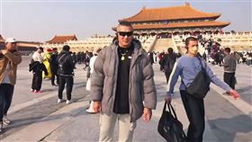 館長（中）積極西進舔中，引發極大爭議。（翻攝館長直播YT）