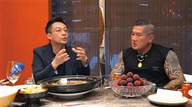 館長陳之漢（右）希望透過藝人大S的前夫汪小菲（左），到中國找金主投資健身俱樂部。（翻攝館長直播YT）