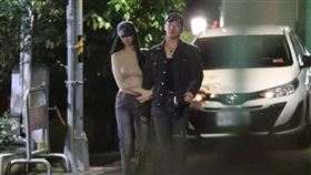 ØZI和女友Jane，兩人在柯震東家的酒吧外親密互動，完全不顧旁人眼光。（圖／本刊攝影組）