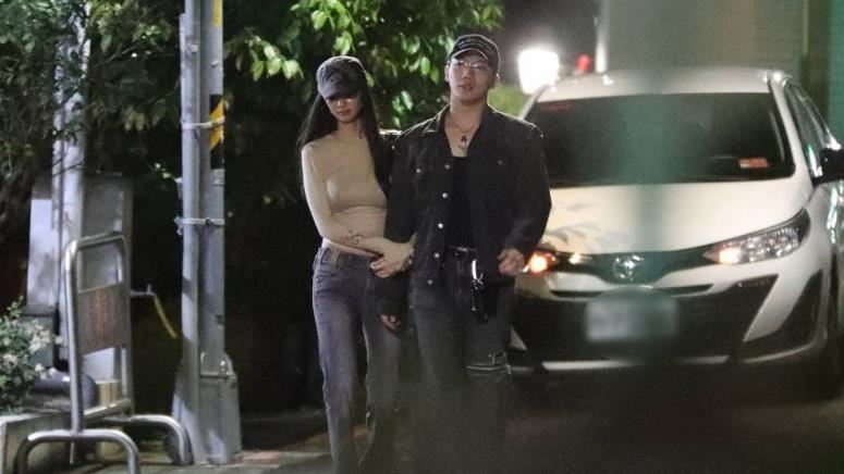 ØZI緊摟辣模女友！柯震東家樓下臉貼臉