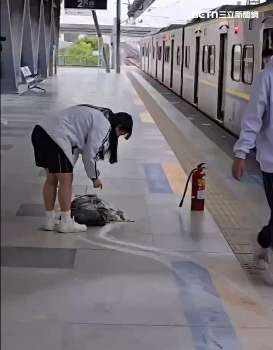 台鐵表示，現場火勢已在第一線人員控制下完全撲滅，起火的包包也立刻被移出車廂外。（圖／翻攝畫面）