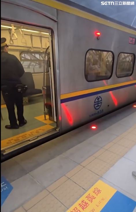 車廂內突然一片煙霧，有女乘客的背包冒煙，獲報後列車長立即就地使用車上配備之滅火器進行處置。（圖／翻攝畫面）