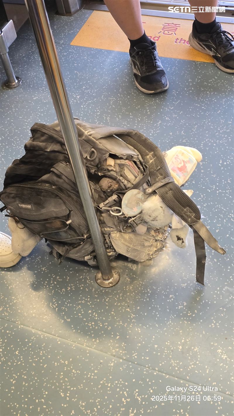 一名女乘客的背包不明原因起火。（圖／翻攝畫面）