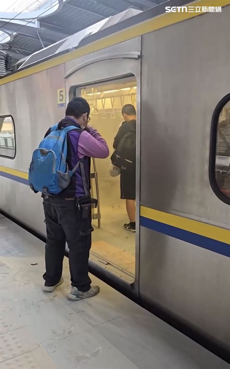 整個車廂煙霧一片，不少乘客退出車廂後還因空氣瀰漫焦味而難忍摀鼻。（圖／翻攝畫面）