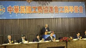 吳東亮於工商早餐會致詞表示，台灣AI產業發展雖可喜，但經濟不能只靠單一產業，應加快中小企業升級，推動產業多元化發展。他呼籲政府簡政便民、提升行政效率，並肯定卓榮泰院長與財經部會快速回應企業訴求，期待台美談判盡速傳來佳音，為產業注入新動能。（圖／記者師瑞德攝影）