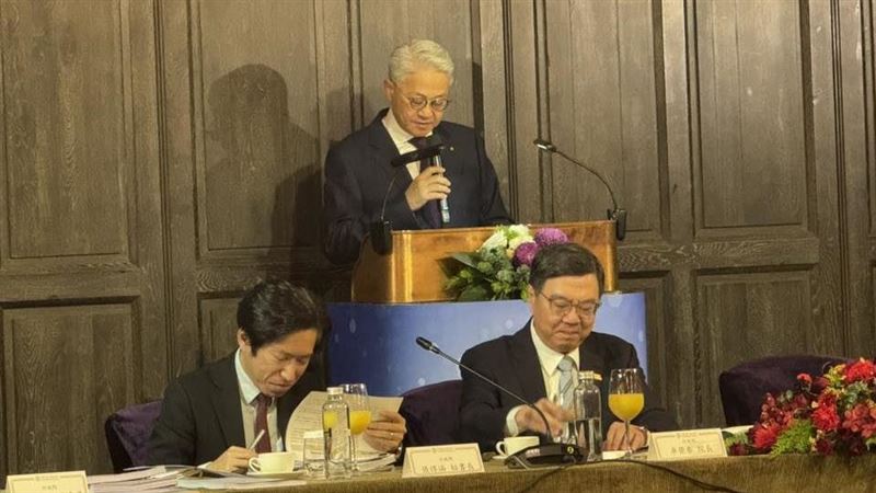 吳東亮於工商早餐會致詞表示，台灣AI產業發展雖可喜，但經濟不能只靠單一產業，應加快中小企業升級，推動產業多元化發展。他呼籲政府簡政便民、提升行政效率，並肯定卓榮泰院長與財經部會快速回應企業訴求，期待台美談判盡速傳來佳音，為產業注入新動能。（圖／記者師瑞德攝影）