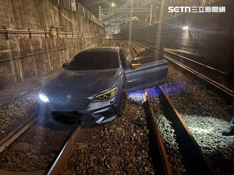 毒品男拒檢駕車逃逸卻因爆胎卡平交道，導致基隆到七堵段列車延誤。（圖／翻攝臉書三鐵事故通報平台）
