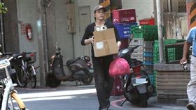 張立昂拿著一箱回收物、一袋垃圾走到巷口。（圖／本刊攝影組）