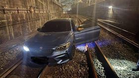 毒品男拒檢駕車逃逸卻因爆胎卡平交道，導致基隆到七堵段列車延誤。（圖／翻攝畫面）