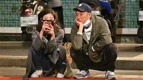 林逸欣和另一半Tony曾一起在馬路旁以「亞洲蹲」姿勢滑著手機。（圖／本刊攝影組）