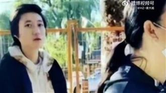 星二代被目擊街頭擺攤　賣衣求生不見妻陪