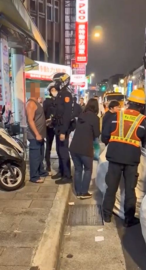 陳民辱罵清潔隊員後，警方獲報到場制止。（圖／翻攝自臉書清潔隊的大小心酸）