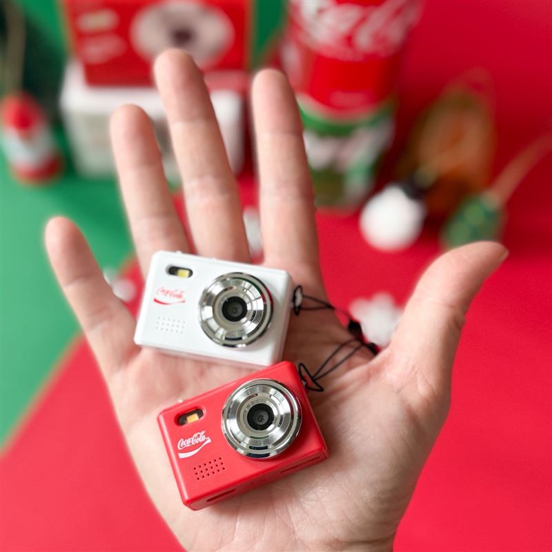 這款相機提供紅、白兩色選擇。（圖／7-ELEVEN提供）