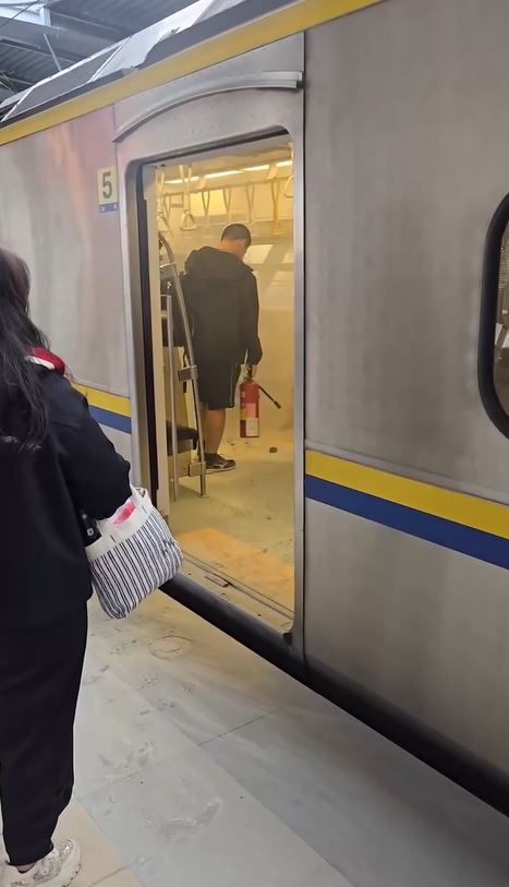 幸好火勢及時撲滅，自燃的行動電源被丟在地上，旅客在苗栗站疏散下車。(圖／翻攝畫面)