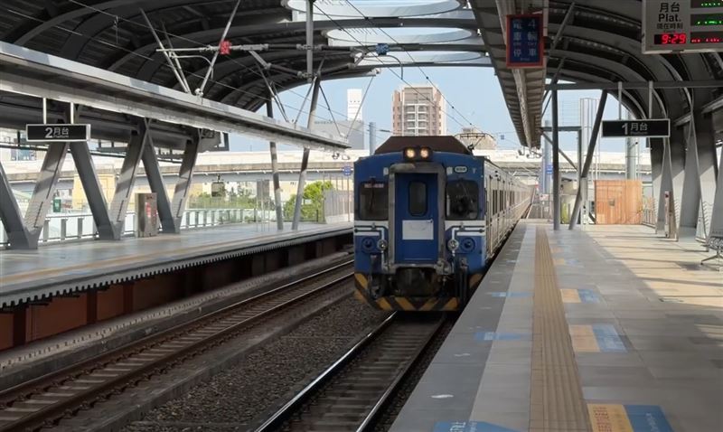 列車共延誤22分鐘，台鐵表示將向旅客求償損失。(圖／翻攝畫面)