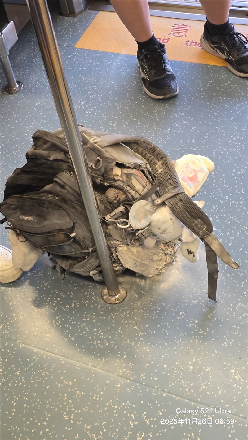 一名旅客背包內的行動電源自燃，導致座椅起火，車廂內瞬間煙霧瀰漫。(圖／翻攝畫面)