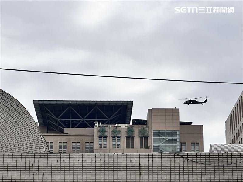 網友「Sue Wey Lau」今日意外撞見黑鷹停駕雙和醫院停機坪。（圖／網友Sue Wey Lau授權提供，未經同意請勿轉載）