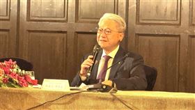 工商協進會理事長吳東亮於工商早餐會後回應媒體提問，針對預算卡關、能源政策、稅制改革及美台談判等議題一一說明。他呼籲朝野理性協商，讓政策落地、企業有感，並強調產業不能只靠AI一枝獨秀，能源也須多元供應。對稅制與台積電案亦有明確回應。（圖／記者師瑞德攝影）