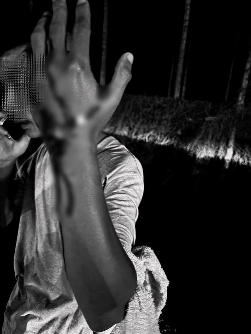 劉男當場遭彈簧刀砍傷，鮮血狂從傷口噴出。（圖／翻攝畫面）