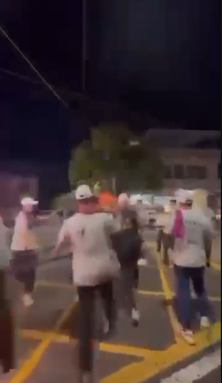 高雄轎班受邀到屏東遶境，卻因為隊伍順序爆發衝突。（圖／翻攝畫面）