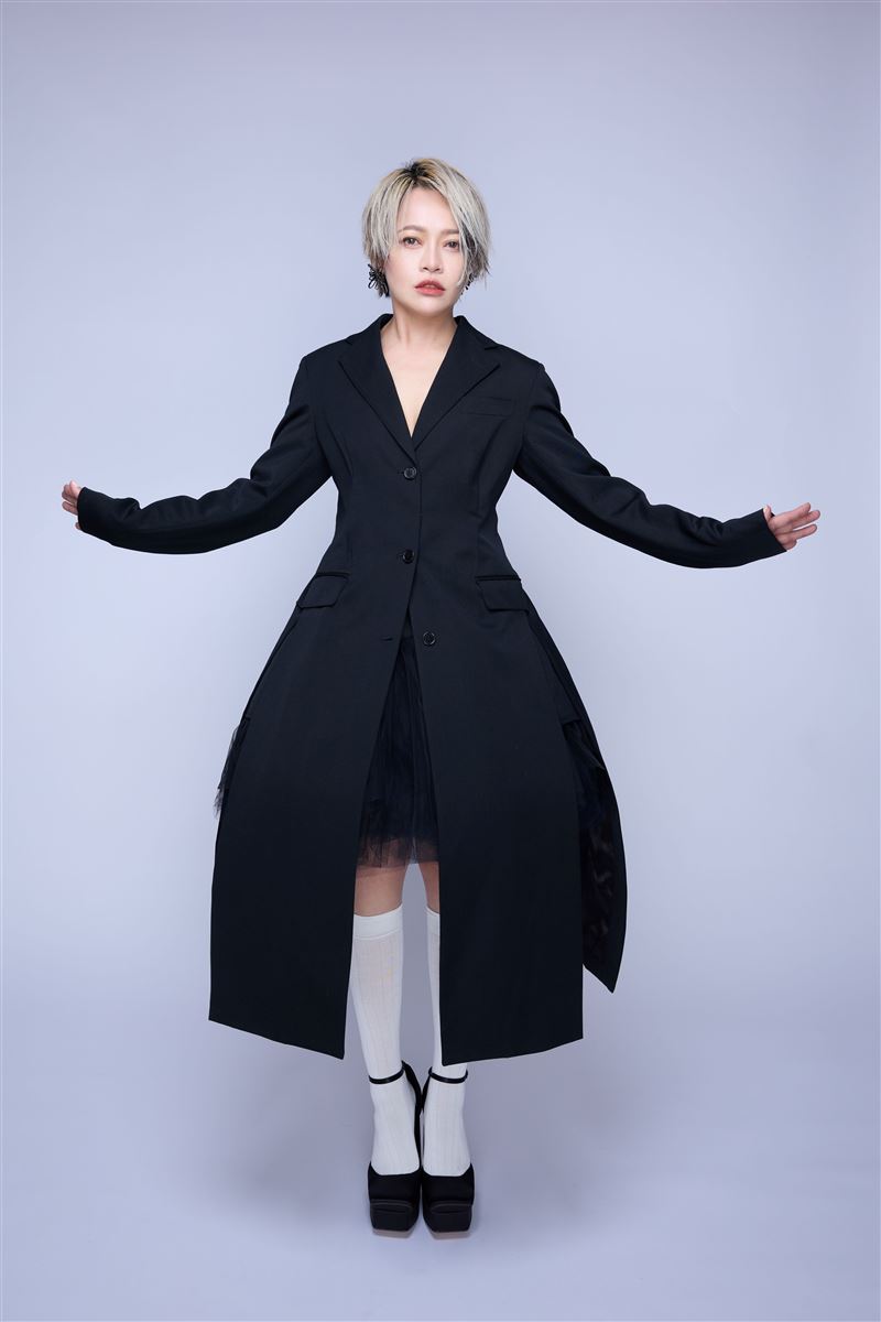 戴愛玲工作滿檔，今年再度展現「尾牙天后」實力。（圖／華納音樂提供）