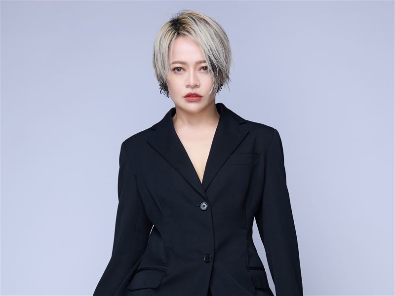 戴愛玲續約華納音樂，許願桃花開、從這裡嫁出去。（圖／華納音樂提供）