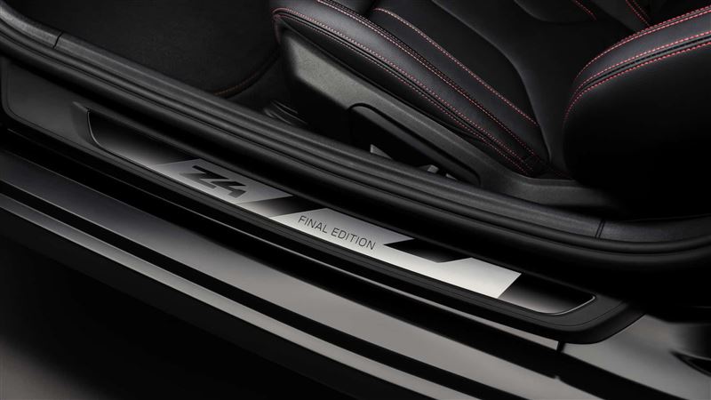 迎賓踏板有Final Edition銘牌。（圖／翻攝BMW網站）