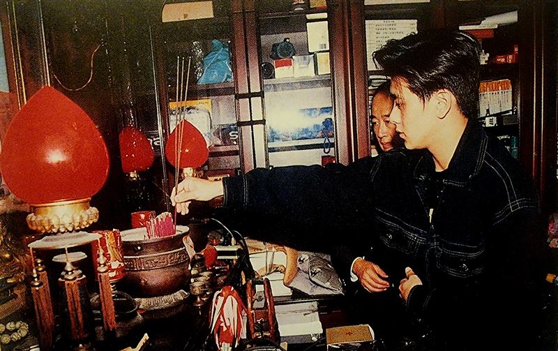 陳柏霖、修杰楷、王大陸、謝坤達等閃兵藝人快看！林志穎曝光親身當兵求生法６招，男人一生最值得的回憶。圖為當兵出發前，林志穎向祖先拜拜祈禱求當兵平安。（圖／翻攝自《大兵日記》）