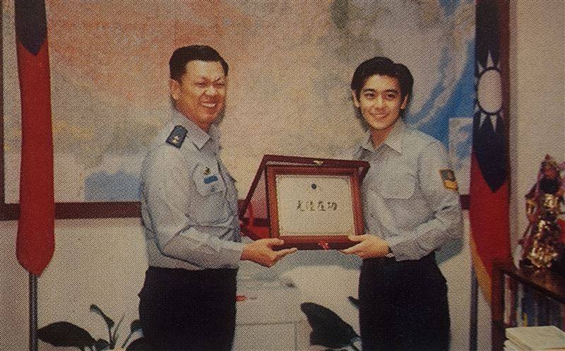 陳柏霖、修杰楷、王大陸、謝坤達等閃兵藝人快看！林志穎曝光親身當兵求生法６招，男人一生最值得的回憶。（圖／翻攝自《大兵日記》）