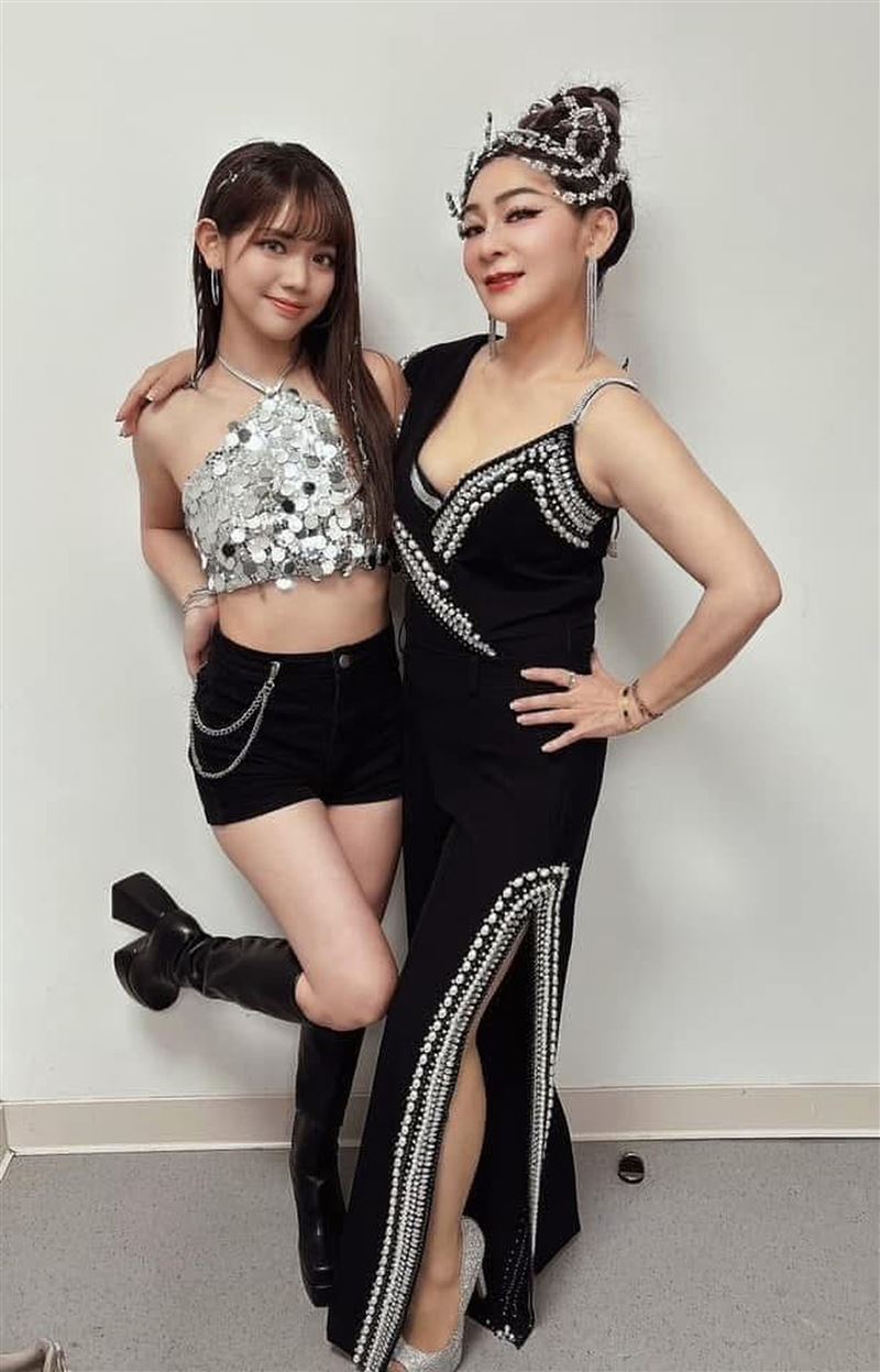 王彩樺（右）與黃于庭曬出好身材。（圖／中天提供）