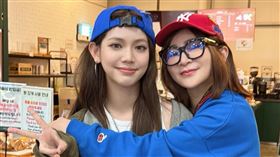 王彩樺（右）與黃于庭母女情深。（圖／中天提供）